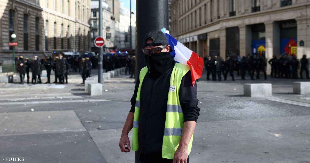 محتجون يرتدون السترات الصفراء يغلقون شوارع ويلتقطون ناراً في مرسيليا خلال احتجاجات على عدم المساواة في فرنسا.