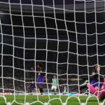 برشلونة يفوز بخماسية على بيتيس ويرفع رصيده إلى 27 نقطة في الصدارة