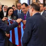 الجناح التركي في تراثنا 2026 يهدّي مدبولي قميصاً لصلاح من طرابزون سبور