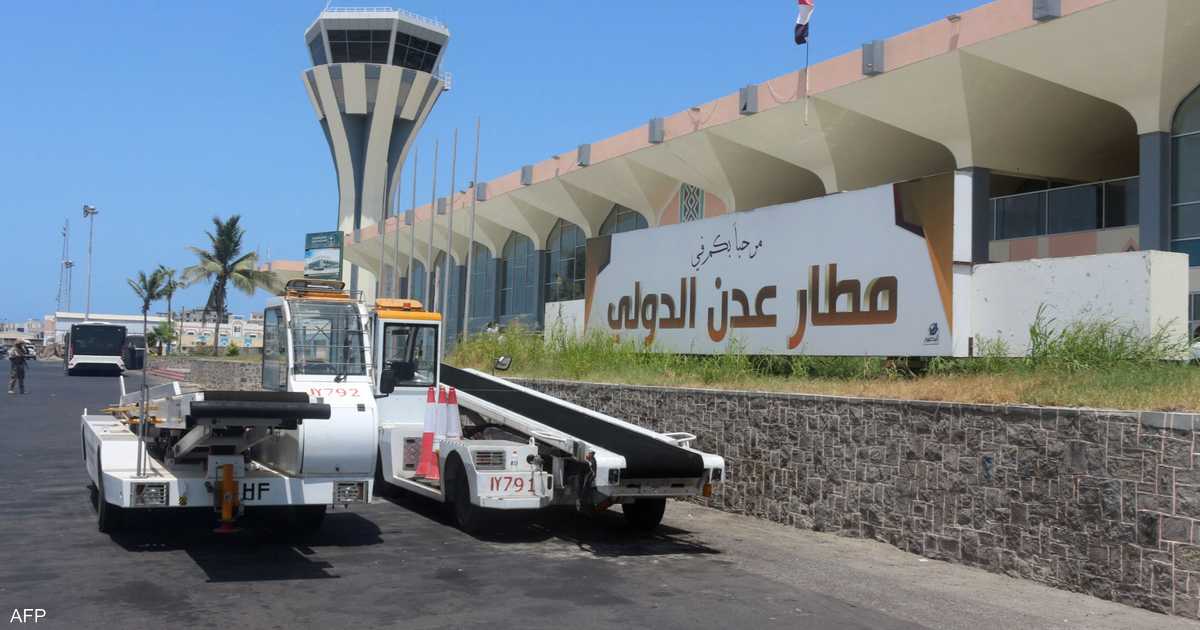 الحوثيون يستهدفون مطار الريان في المكلا بصواريخ وطائرات مسيّرة.