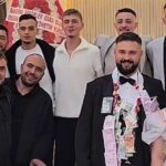 هدية زفاف غريبة: أصدقاء العريس يقدمون إطار شاحنة مزين بالنقود لحفل الزفاف التركي.