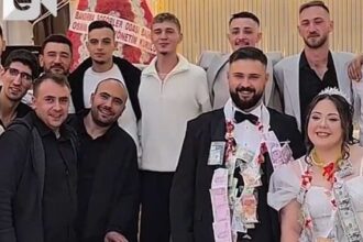 هدية زفاف غريبة: أصدقاء العريس يقدمون إطار شاحنة مزين بالنقود لحفل الزفاف التركي.