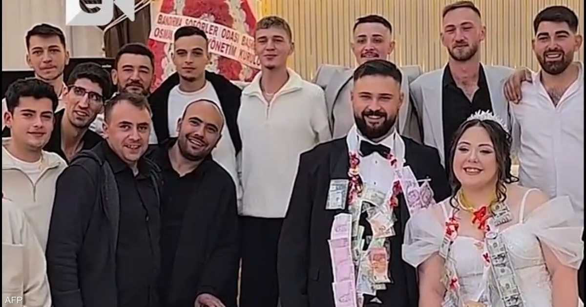 هدية زفاف غريبة: أصدقاء العريس يقدمون إطار شاحنة مزين بالنقود لحفل الزفاف التركي.