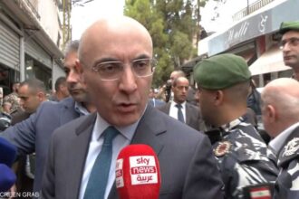 رئيس الوزراء اللبناني يؤكد ضرورة حشد الدعم لضمان انسحاب إسرائيلي من الجنوب