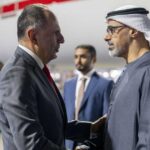 الشيخ خالد بن محمد بن زايد يصل إلى اليونان في زيارة رسمية ويستقبله وزير خارجيتها