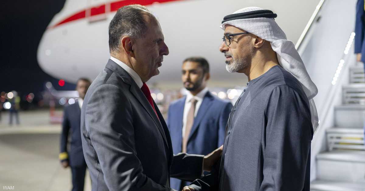 الشيخ خالد بن محمد بن زايد يصل إلى اليونان في زيارة رسمية ويستقبله وزير خارجيتها