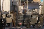 الخليل: مسلحان يقتلان وهم يحملان كميات كبيرة من الذخيرة في سيارة مسروقة