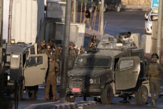 الخليل: مسلحان يقتلان وهم يحملان كميات كبيرة من الذخيرة في سيارة مسروقة