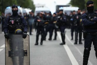 تشدّد أمن باريس استعداداً للتحركات الاحتجاجية المقررة السبت احتجاجاً على غلاء المعيشة.