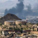الحوثيون يحاصرون تعز ويقطعون طريقها مع عدن، وآثار إنسانية وخوف من نفاد الإمدادات والمخزونات الطبية.