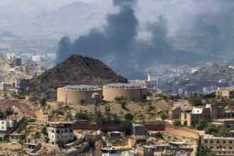 الحوثيون يحاصرون تعز ويقطعون طريقها مع عدن، وآثار إنسانية وخوف من نفاد الإمدادات والمخزونات الطبية.