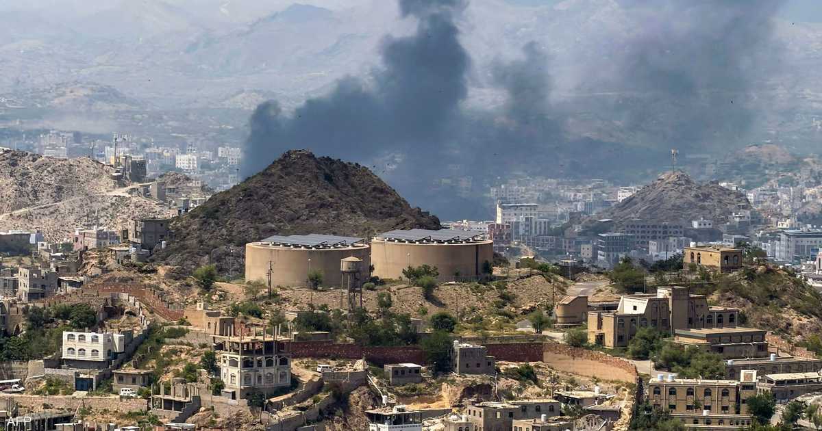 الحوثيون يحاصرون تعز ويقطعون طريقها مع عدن، وآثار إنسانية وخوف من نفاد الإمدادات والمخزونات الطبية.