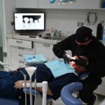 دراسة تكشف سببًا جديدًا لفشل بعض زراعات الأسنان المزروعة بالتيتانيوم