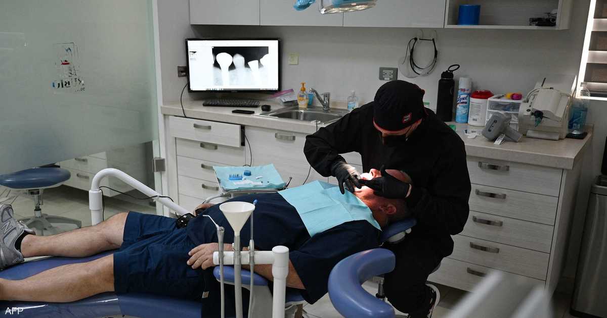 دراسة تكشف سببًا جديدًا لفشل بعض زراعات الأسنان المزروعة بالتيتانيوم