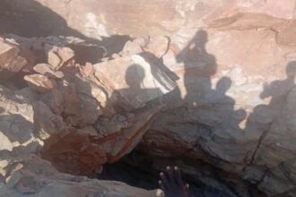 انتشال جثماني شخصين من تحت أنقاض منجم الشهداء بمنطقة سالمين بالقضارف.