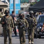 الجيش الإسرائيلي يعتقل نحو 20 شخصا في عمليات في الخليل وحلحول وقرى أخرى.