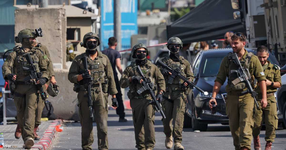 الجيش الإسرائيلي يعتقل نحو 20 شخصا في عمليات في الخليل وحلحول وقرى أخرى.