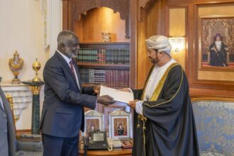 وزير المالية السوداني يحمل رسالة برهان للسلطان هيثم في عمان