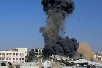 غارة جوية على مخيم نازحين في خان يونس تودي بحياة ثلاثة قتلى بينهم طفلة