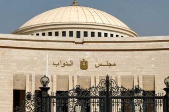 البرلمان المصري يستأنف مناقشات طلب التفويض العسكري.