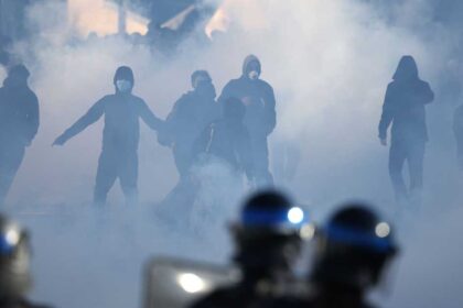 الشرطة تضاعف توقيفاتها لوقف الاحتجاجات بمدارس فرنسا