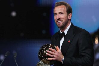 كين يفوز بالكرة الذهبية كأول لاعب إنجليزي منذ 25 عاماً
