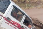 نجاة فريق إدارة مشروع البرقيق الزراعي من حادث سقوط العربة في الهدام المائي.