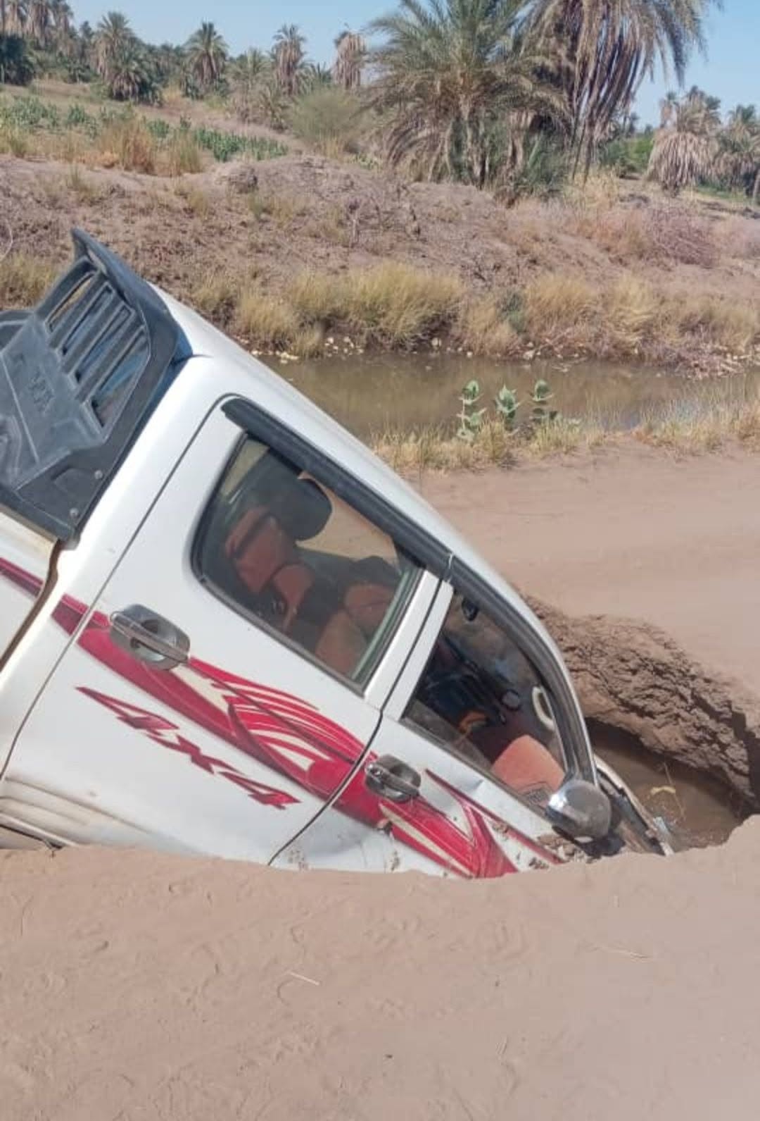 نجاة فريق إدارة مشروع البرقيق الزراعي من حادث سقوط العربة في الهدام المائي.