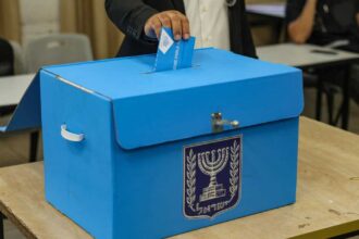 نتنياهو يواجه معارضة بشأن القضاء والاستيطان والاقتصاد قبل الانتخابات الإسرائيلية.