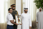 ولي عهد دبي يقلد الطاقم الأوسمة ويشيد بدورهم في الحفاظ على سلامة المسافرين.