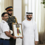 ولي عهد دبي يقلد الطاقم الأوسمة ويشيد بدورهم في الحفاظ على سلامة المسافرين.