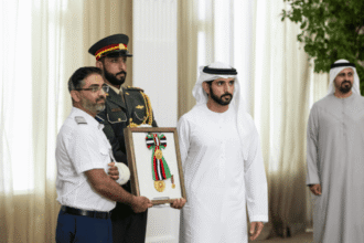 ولي عهد دبي يقلد الطاقم الأوسمة ويشيد بدورهم في الحفاظ على سلامة المسافرين.