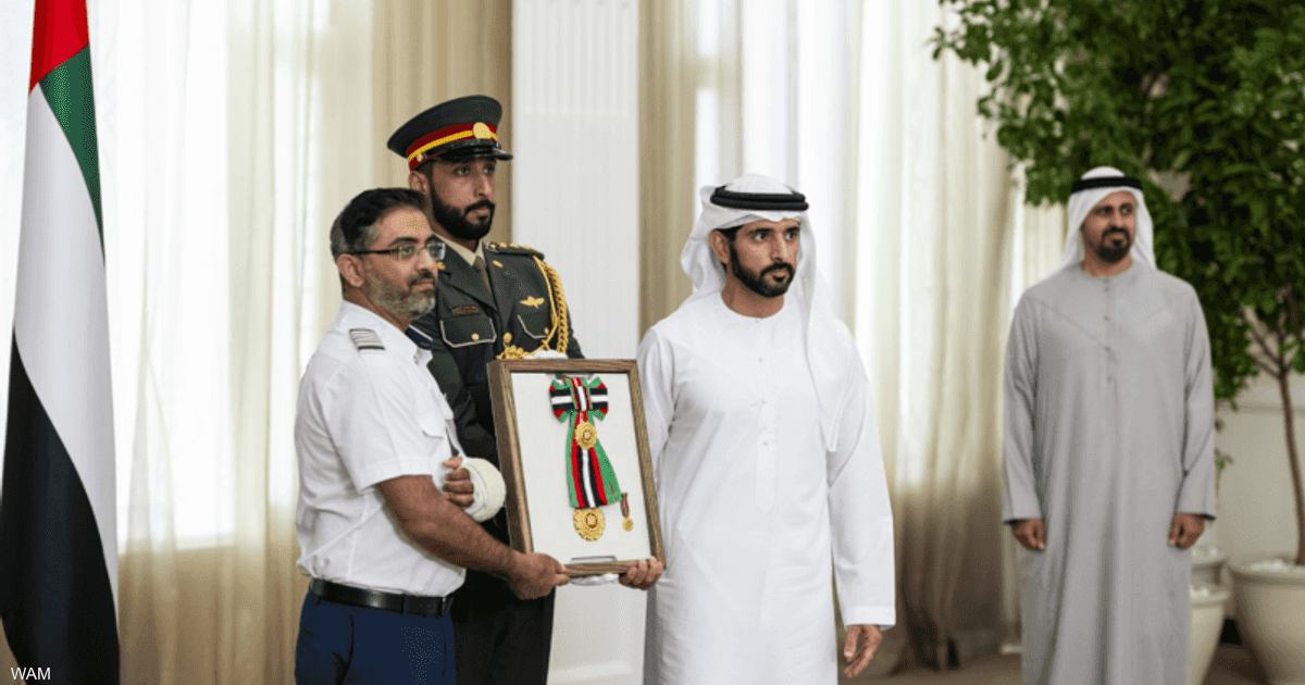 ولي عهد دبي يقلد الطاقم الأوسمة ويشيد بدورهم في الحفاظ على سلامة المسافرين.