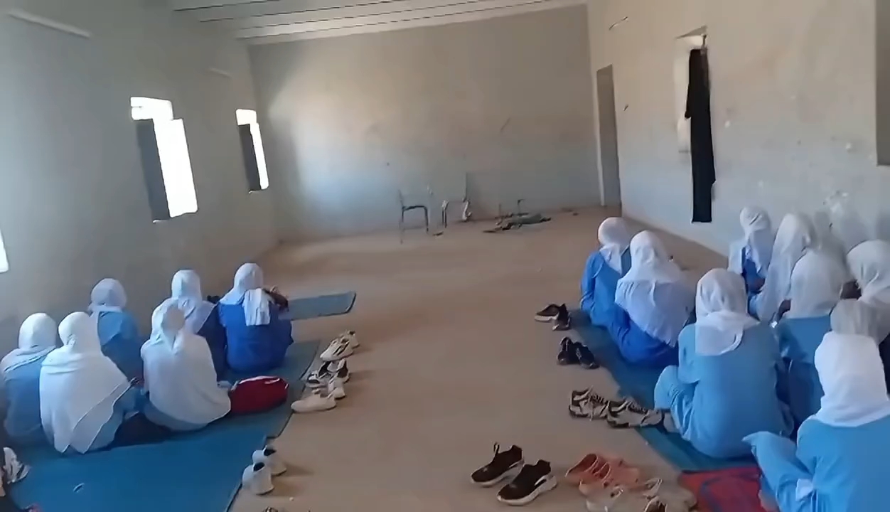 مطالبات عاجلة لتدخل وزارة التربية بعد كشف أوضاع مأساوية لمدرسة القرية في نهر النيل