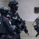 مهاجم قاصر يقتل شرطياً ويصيب آخر بالقرب من سفارة إسرائيل في بلغراد