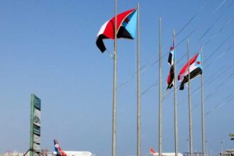 مطار عدن يستقبل صاروخاً حوثياً قبل إعلان الحوثيين إخلاء المنطقة