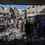 قتل 5 أشخاص وإصابة آخرين بجروح بغارة جوية على عمارة في حي الرمال.