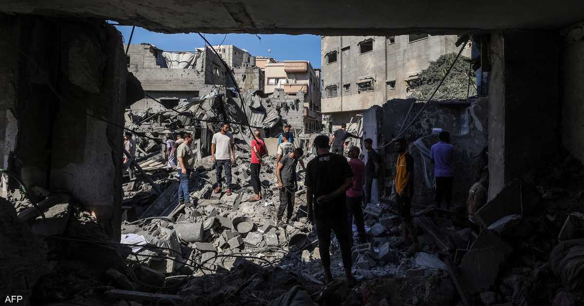 قتل 5 أشخاص وإصابة آخرين بجروح بغارة جوية على عمارة في حي الرمال.
