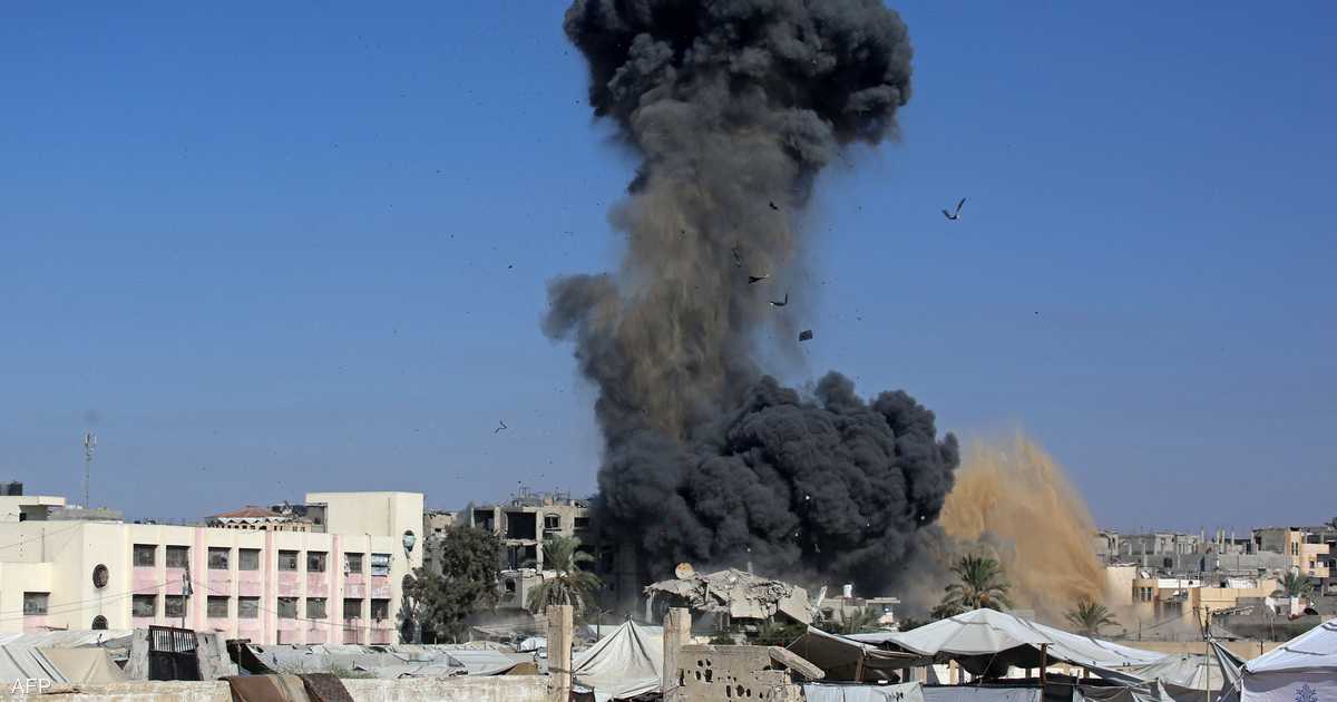 إسرائيل تضرب خيام نازحين في رفح وغزة وتصيب عشرات في غارات متعددة.