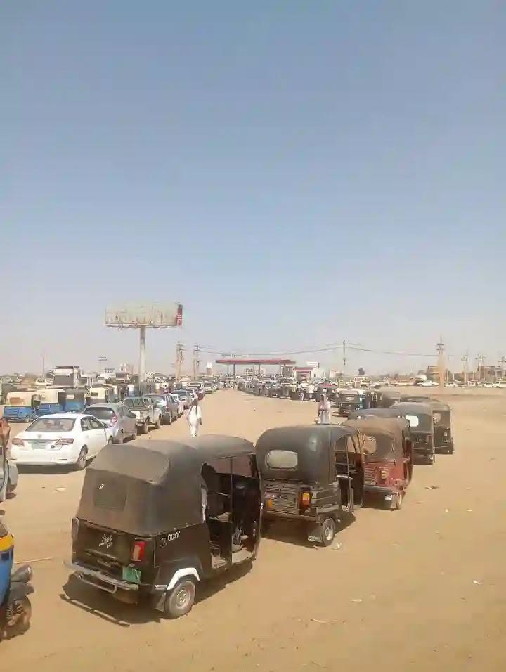 الأزمات المتواصلة في الوقود والرغيف والغاز تثير شكوكاً حول تضارب المصالح وعدم فعالية الرقابة.