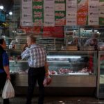 الحرب المستمرة تدفع الأسر الإيرانية إلى الاختيار بين احتياجاتها الأساسية