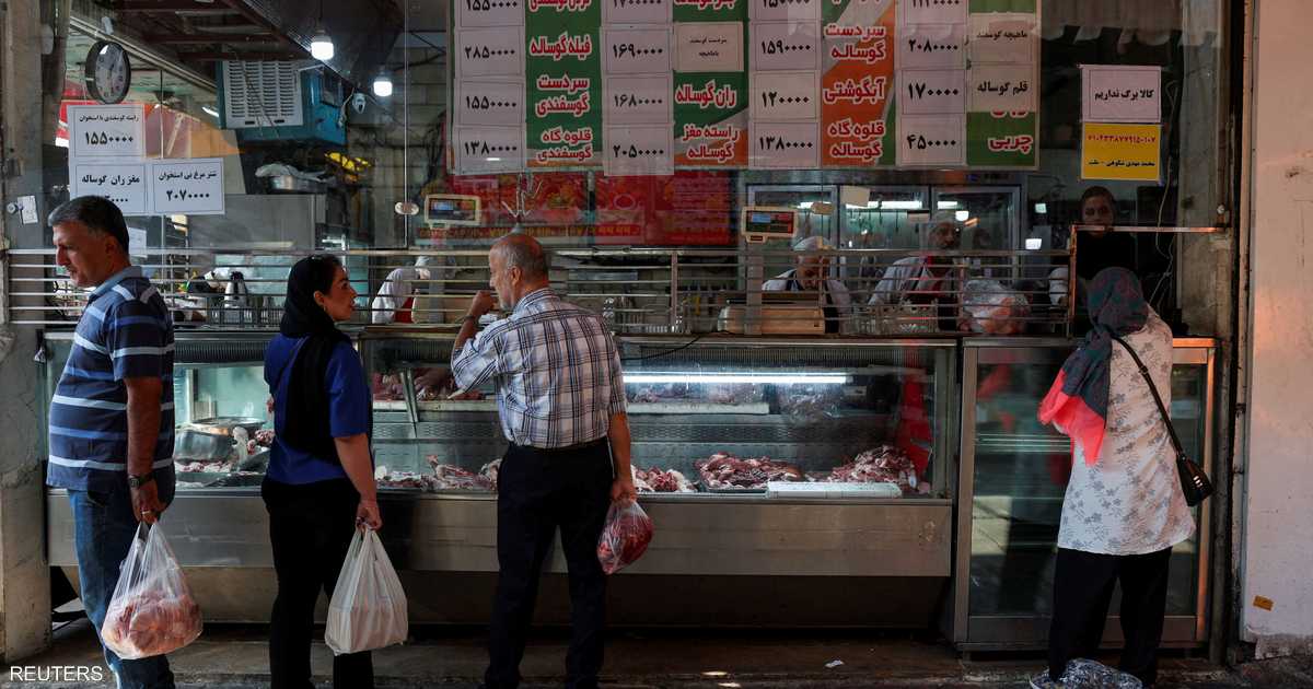 الحرب المستمرة تدفع الأسر الإيرانية إلى الاختيار بين احتياجاتها الأساسية