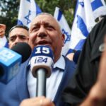 غولان يلتقي منافبي نتنياهو ويدعو إلى إنقاذ إسرائيل من خلال تجربة كل الخيارات