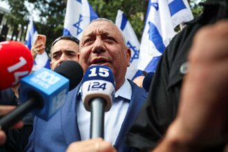غولان يلتقي منافبي نتنياهو ويدعو إلى إنقاذ إسرائيل من خلال تجربة كل الخيارات