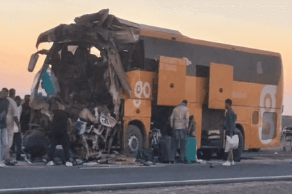 حادث تصادم على طريق البحر الأحمر يودي بحياة شخصين وإصابة 25 آخرين