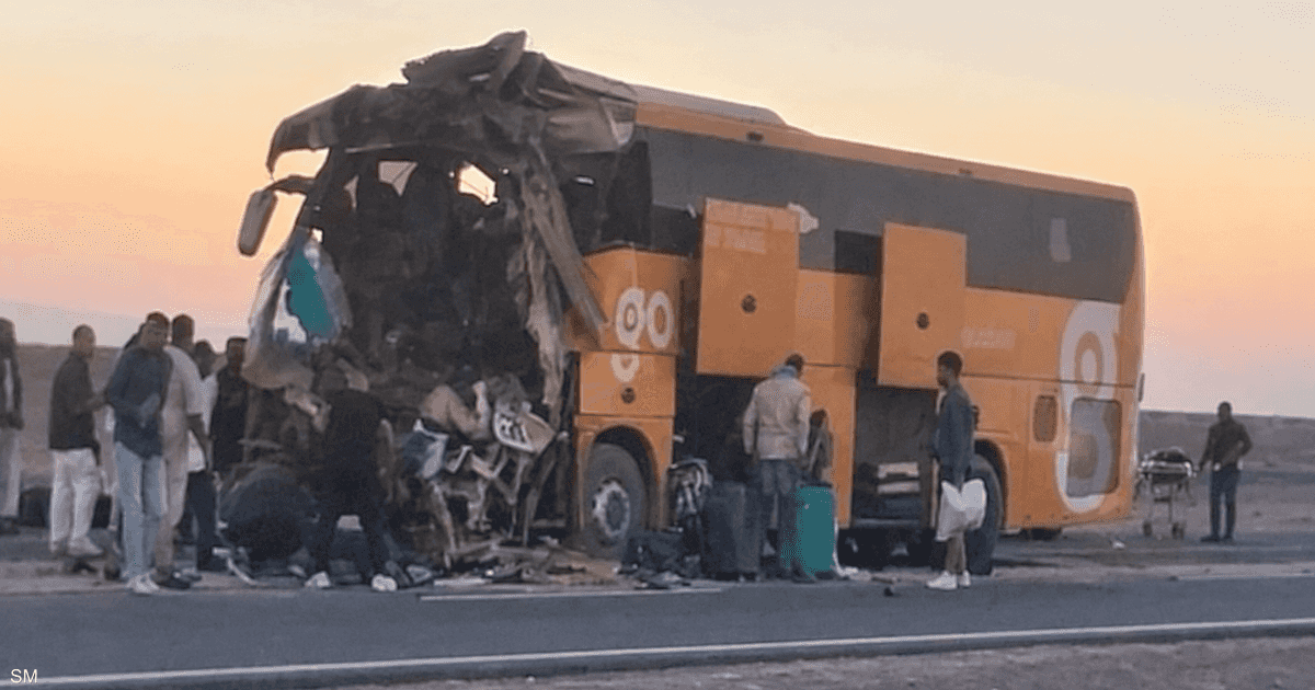 حادث تصادم على طريق البحر الأحمر يودي بحياة شخصين وإصابة 25 آخرين
