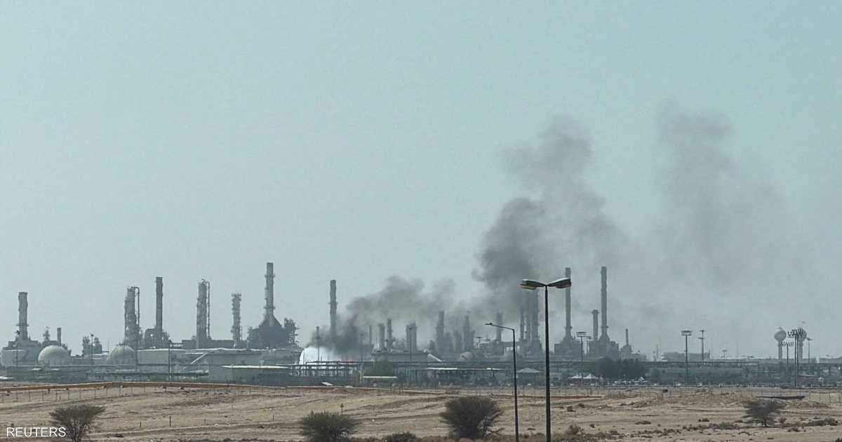 الحوثيون يعلنون استهداف أرامكو في الرياض بصواريخ وطائرات مسيّرة ويؤكدون اشتعال النيران في المواقع المستهدفة
