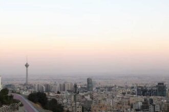 الوفد القطري يصل طهران لبحث العلاقات والتطورات الإقليمية