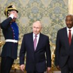 البرهان يتلقى تكريماً غير مسبوق من روسيا وسط معضلة العلاقات مع السعودية
