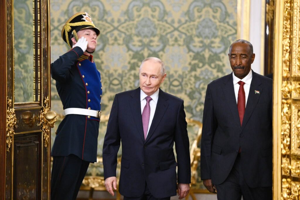 البرهان يتلقى تكريماً غير مسبوق من روسيا وسط معضلة العلاقات مع السعودية